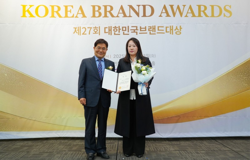 한화손해보험은 지난 23일 서울 산업정책연구원 핀란드타워에서 개최된 제27회 대한민국브랜드대상에서 산업정책연구원 이사장상을 수상했다./한화손해보험