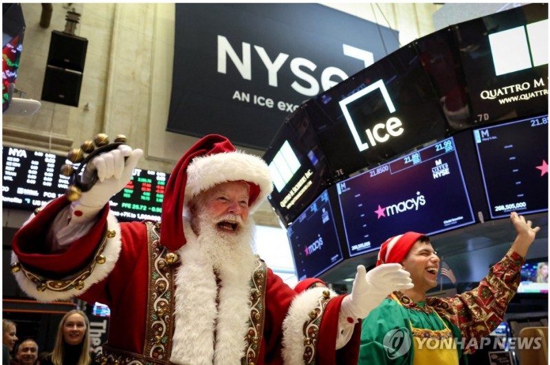 뉴욕증시 3대 지수가 24일(현지시간) 산타랠리 기대감에 일제히 상승했으나 반도체 빅테크주들은 큰 변동없이 마감했다. 사진=EPA, 연합뉴스