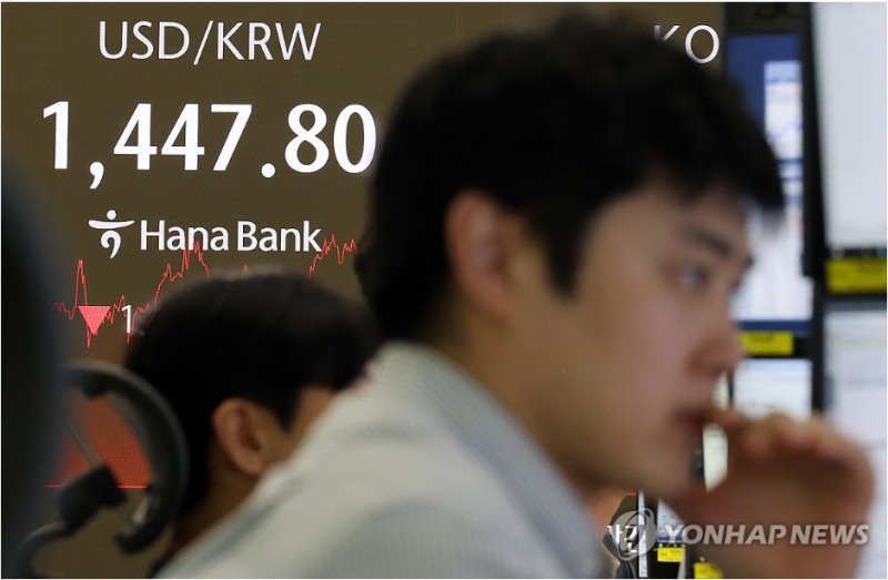 원-달러 환율이 24일 주가 종가 37.90원 하락한 데 이어 야간거래에서도 4원 넘게 하락하며 1440원대 중반까지 밀렸다. 사진=연합뉴스
