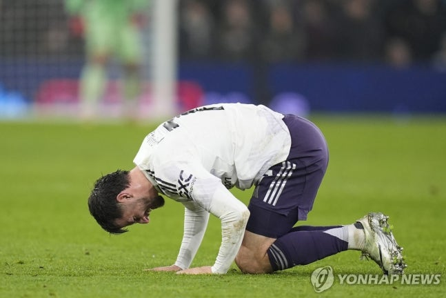 통증을 호소하는 맨유의 브루누 페르난드스 / 사진=연합뉴스