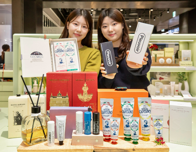 25일 오전, 서울시 여의도 더현대 서울 지하 2층 '비클린' 매장에서 직원들이 연말 선물 상품을 소개하고 있다.