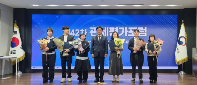 (왼쪽에서 두 번째) 숭실대 최준경 학생이 팀을 대표해 관세평가 부문 장려상을 수상했다. (사진제공=숭실대)