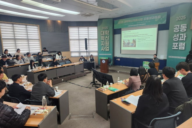 한동대 김세영 교수가 지난 23일 열린 '2025년 대학혁신지원사업 공동성과포럼'에서 미네르바 프로젝트 기반 글로벌 파트너십 교육혁신 사례를 발표하고 있다. (사진제공=한동대)