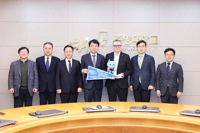 (왼쪽부터) 중앙대 이찬규 행정부총장, 성맹제 연구부총장, 박광용 교학부총장,박상규 총장, 제임스 로빈슨 교수, 이근 경제학부 교수, 강창희 경제학부 교수. (사진제공=중앙대)