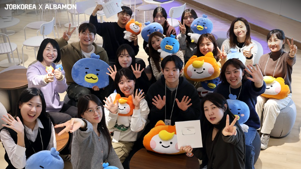 잡코리아·알바몬 마케팅실 직원들이 공식 유튜브 채널 ‘실버버튼’ 획득을 기념해 단체 사진을 촬영하고 있다. ⓒ잡코리아·알바몬