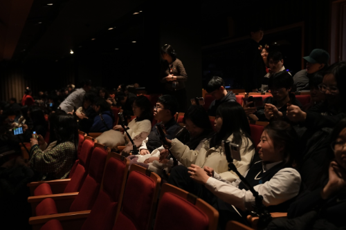 카카오게임즈가 연말을 맞아 임직원이 직접 참여하는 사회공헌 활동을 통해 청각장애인을 위한 뮤지컬 자막 제작 봉사와 관람 지원을 진행했다고 26일 밝혔다. / 사진 = 카카오게임즈