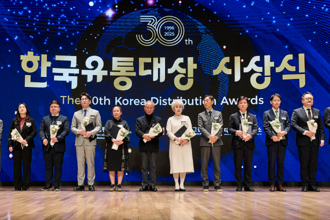 신세계프라퍼티가 '제30회 한국유통대상’ 시상식에서 유통산업 상생·협력 문화확산 유공 부문 산업통상부장관 표창을 수상했다. 26일 대한상공회의소에서 열린 시상식에서 신동우 신세계프라퍼티 지원본부장(오른쪽에서 2번째)이 기념 사진을 촬영하고 있다.