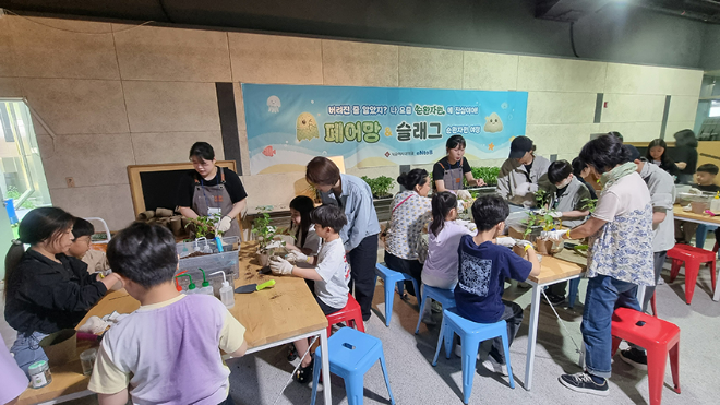 소셜임팩트스쿨 참여 학생들이 ‘2025 사이언스 페스티벌’에서 자원순환을 주제로 한 체험·전시 부스를 운영하며 아동·청소년 대상 환경교육 프로그램을 진행하고 있다. (사진제공=서울여대)