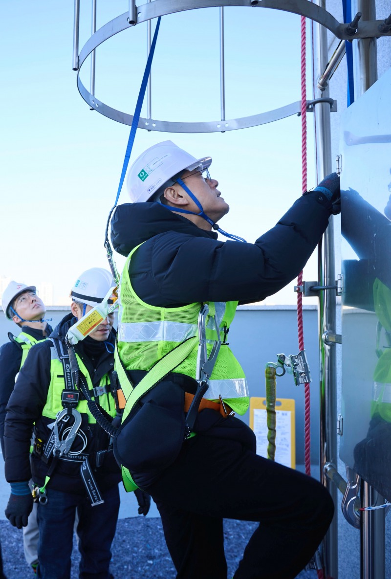 정재헌 최고경영자(CEO)가 기지국 설치 작업 현장에 올라가는 모습./SK텔레콤