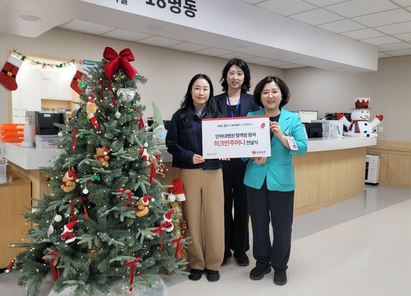 박리나 KMDP 기증증진팀 팀장(왼쪽)이 인하대병원 김현화 코디네이터(간호사)와 최서희 수간호사(오른쪽)에게 히크만 주머니를 전달했다. 출처: KMDP