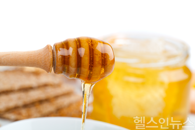 꿀은 설탕보다 미네랄과 항산화 성분이 풍부하지만, 일일 권장 섭취량을 넘지 않도록 주의해야 한다. (이미지 제공=클립아트코리아)