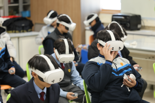 인천환경공단 직원이 광성중학교에서 학생들에게 VR 기기를 활용한 환경 교육을 진행하고 있다.(인천환경공단 제공)