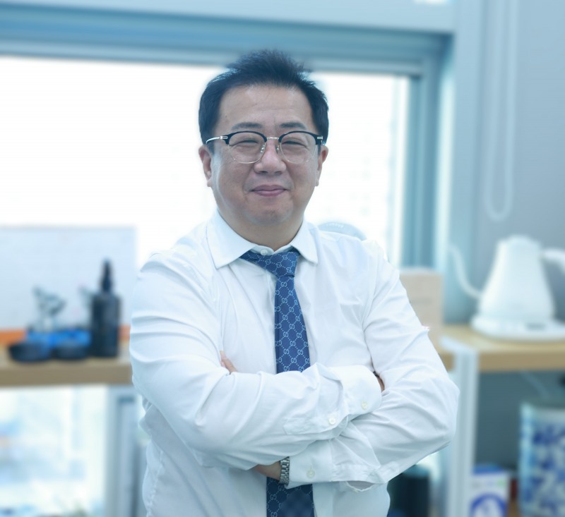 비스타컨설팅연구소(주) 대표이사 신승만(경제학 박사)- 공공정책 연구 경력 21년, 정책분석평가사 1급, 소상공인지도사 1급- 한국동행서비스협회 부회장- 前 소상공인시장진흥공단 조사연구부 연구위원- 前 건국대, 남서울대, 한세대, 한서대, 백석대등 외래교 역임