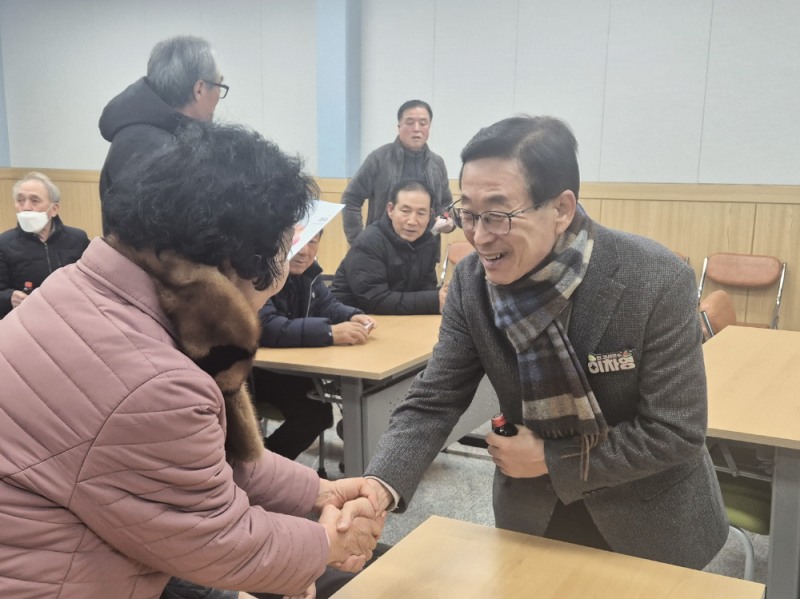 이차영 전 괴산군수, 연풍면 사과작목반 교육현장 방문…농가와 소통하며 재배 현황 살펴