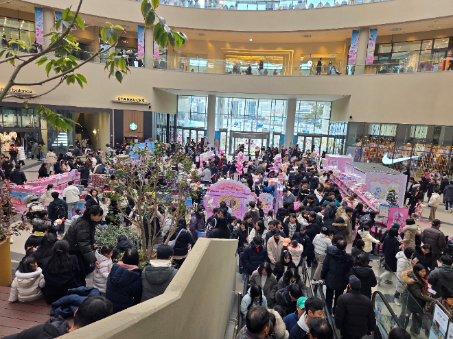 롯데아울렛이 12월 한 달간 선보인 ‘SAMG엔터 프린세스 티니핑 파티’ 팝업스토어가 누적 방문객 6만 명을 기록하며 연말 유통가의 대표적인 흥행 사례로 떠올랐다.