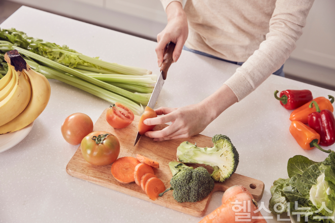 생채소는 비타민 섭취에 유리하지만, 장이 예민한 사람에게는 복부 팽만감을 유발할 수 있어 주의가 필요하다. (이미지 제공=클립아트코리아)