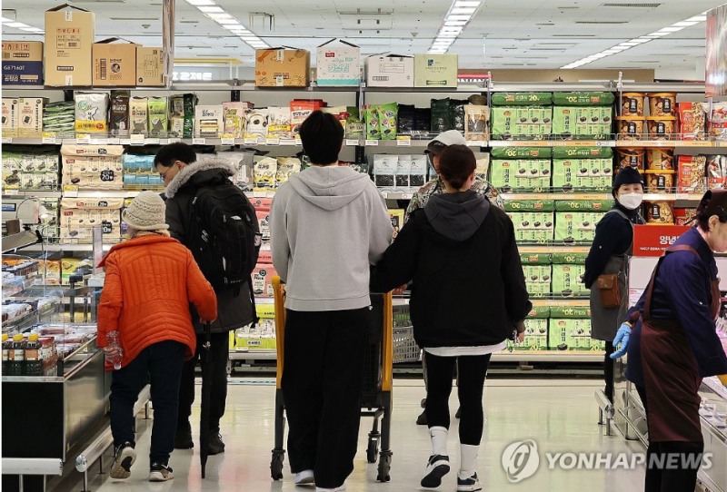 11월 소매판매가 3.3% 떨어지면서 21개월만에 최대폭으로 감소했다고 국가데이터처가 30일 밝혔다. 사진=연합뉴