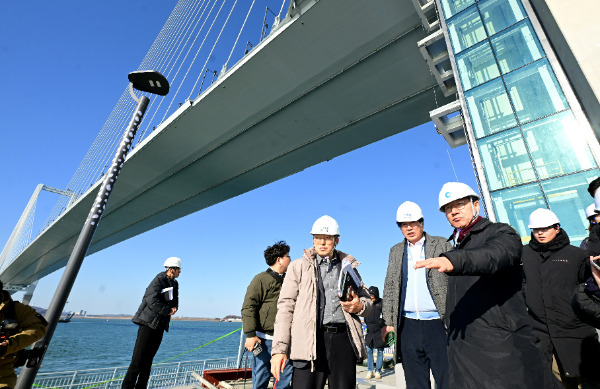 유정복 인천광역시장이 30일 제3연륙교 건설현장을 찾아 친수공간 시설을 점검하고 있다.
