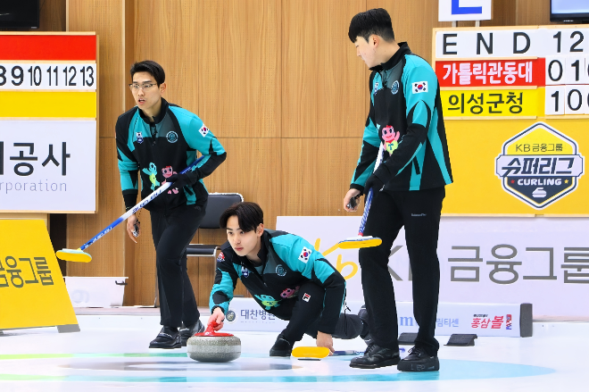 2025-2026 KB금융그룹 컬링 슈퍼리그에서 실업 강호들을 연파하며 돌풍을 일으킨 가톨릭관동대학교 남자 컬링팀 선수들이 경기하는 모습. (사진제공=가톨릭관동대)
