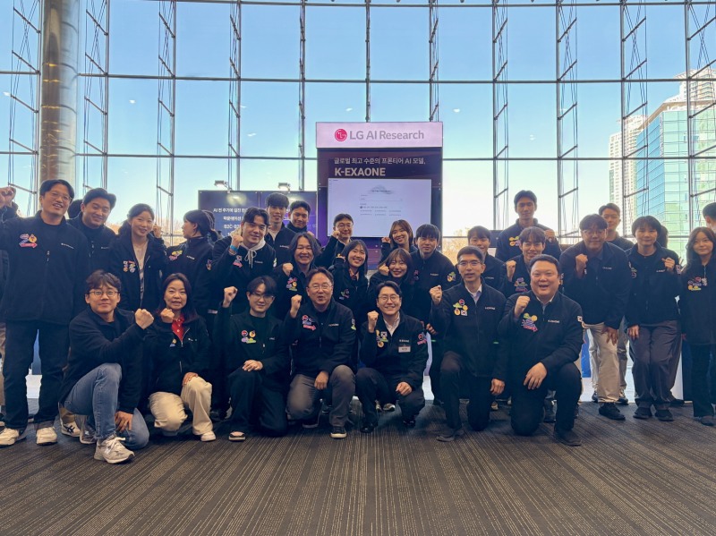 30일 서울 강남 코엑스에서 열린 과학기술정보통신부 주관 독자 AI 파운데이션 모델 1차 발표회에 참가한 K-엑사원 컨소시엄./LG AI연구원