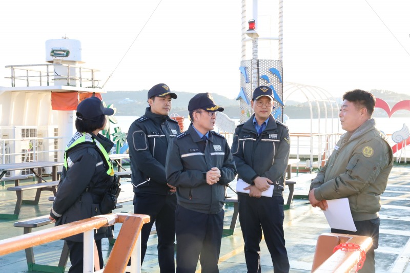 해상 해맞이 유선 현장 점검중인 김기용 여수해경서장 (사진제공=여수해양경찰)