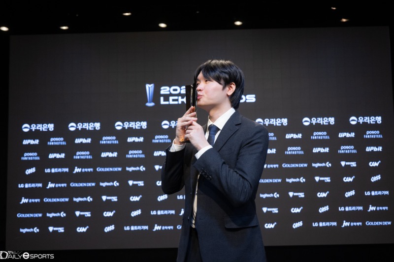 LCK '올해의 선수' 상 수상한 '비디디' 곽보성