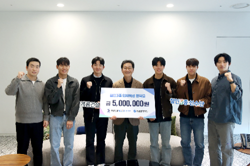 계룡건설 철인3종 선수단이 계룡장학재단 이승찬 이사장(왼쪽에서 네 번째)에게 철인3종 인재육성 장학금을 전달하고 기념촬영을 진행했다. / 왼쪽부터 김민석 트레이너 ,권민호 선수, 신성근 감독, 이승찬 계룡장학재단 이사장, 박찬욱 선수, 최규서 선수, 박상민 선수 / 사진 = 계롱건설