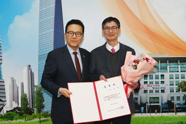 이재호 연수구청장이 강길원 신임 보건소장에게 임용장을 전달하고 기념촬영을 하고 있다.