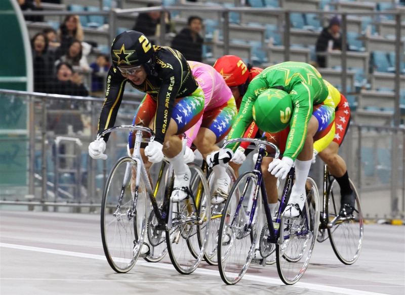 임채빈이 정종진을 추입으로 제압, 가장 먼저 결승선을 통과하며 그랑프리 3연패를 달성했다.