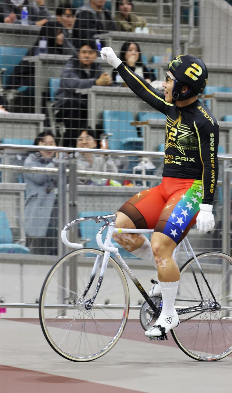 2025 그랑프리 우승을 차지한 임채빈이 주먹을 불끈 쥐며 기뻐하고 있다.