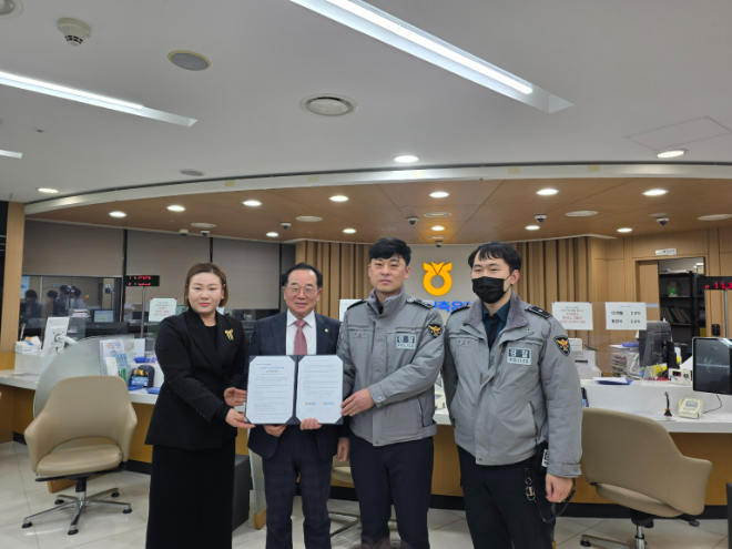 NH저축은행은 지난 29일, 서울시 강남구 본점에서 보이스피싱 예방 업무협약을 실시했다. (왼쪽에서 첫 번째) 민선경 NH저축은행 부장, (왼쪽에서 두 번째) 김장섭 NH저축은행 대표가 역삼지구대 경찰관이 기념 촬영을 하고 있다. ⓒNH저축은행