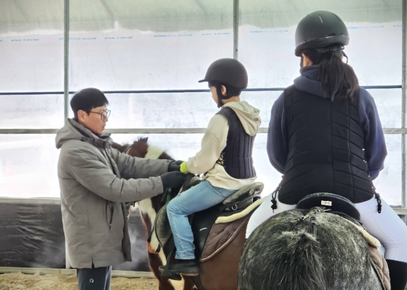 류시원 승마선수가 경남지역에서 아이들을 지도하고 있다