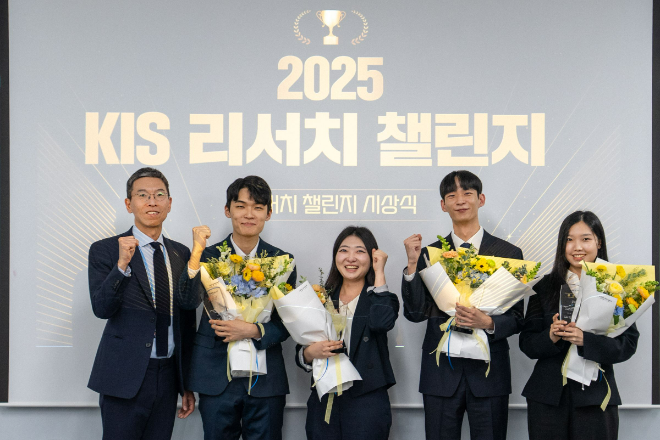 한국투자증권이 개최한 리서치챌린지 수상자들이 (왼쪽) 유종우 리서치본부장과 함께 기념사진을 촬영하고 있다. ⓒ한국투자증권