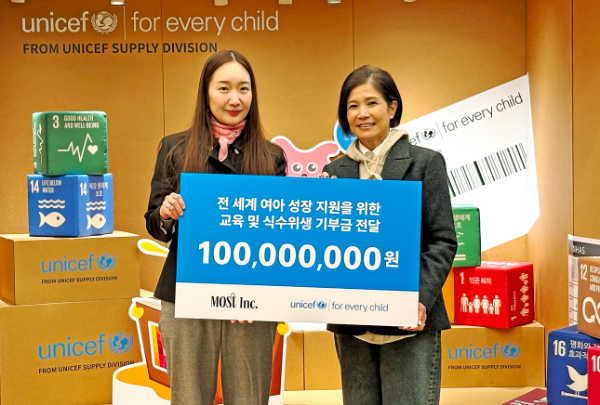 전 세계 여자 어린이 권리 증진을 위해 1억 원을 기부한 모스트 창립자 정다연(왼쪽)과 유니세프 한국위원회 조미진 사무총장(오른쪽) (사진 제공=유니세프 한국위원회)