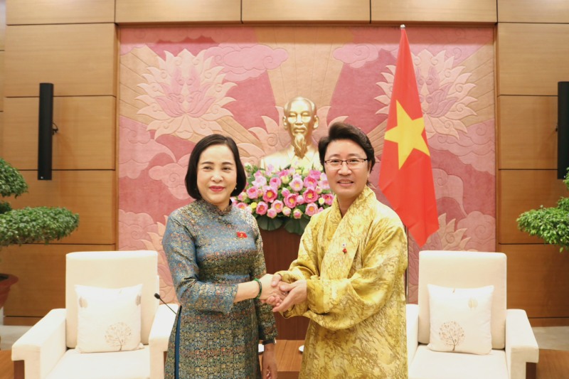 한한국 세계평화작가(오른쪽)와응우옌 티 탄(Nguyễn Thị Thanh) 베트남 국회 부의장이 작품 앞에서 기념촬영을 하고 있다.