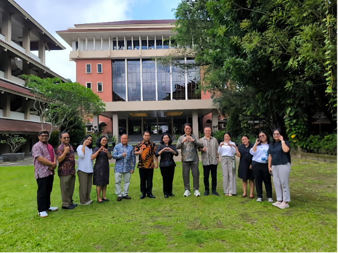 STEAM 센터 이양식 후, SDU 부총장단, 교육학부 교원들과의 촬영. (사진제공=서강대)