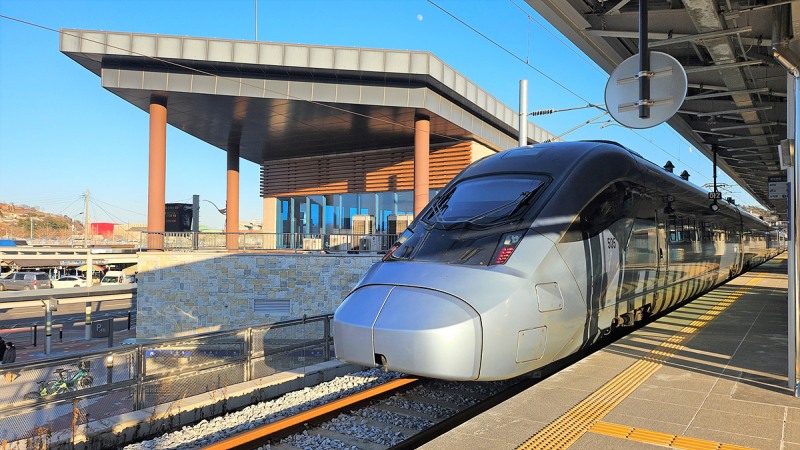 삼척역에 정차해 있는 KTX-이음./코레일