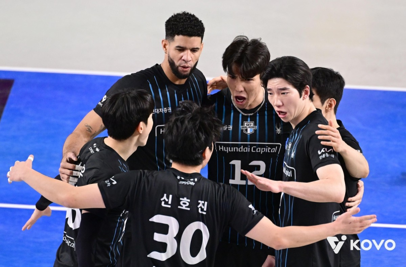 득점 후 기뻐하는 현대캐피탈 선수들