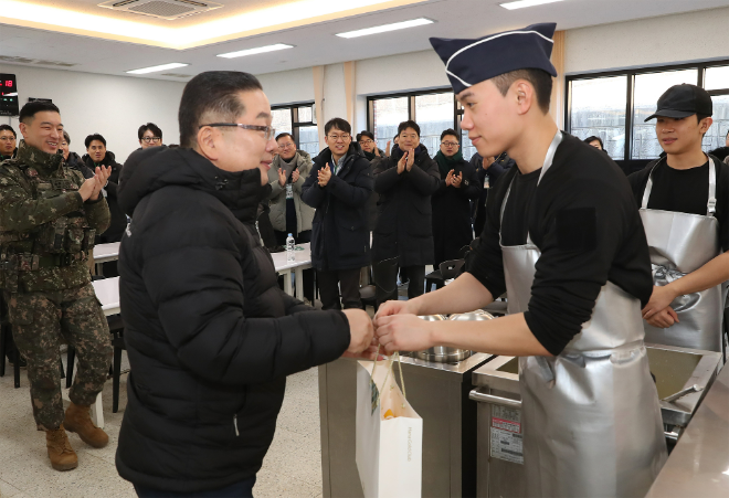 하나은행은 1일 오전 경기도 파주 소재 육군 1사단에 위치한 도라전망대를 방문해 신년 첫 해돋이를 맞이하고, 국가 안보를 위해 헌신하는 군 장병들을 격려했다. 이날 행사에 참석한 이호성 하나은행장(사진 왼쪽)이 육군 1사단의 조리병들에게 위문품을 전달하고 있다.