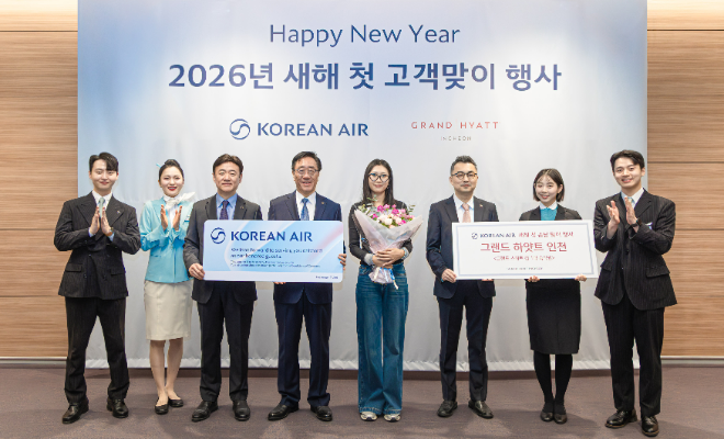 대한항공은 2026년 1월 1일 새벽 인천국제공항에서 ‘새해 첫 고객 맞이 행사’를 열었다. 사진은 좌측 세 번째부터 송기원 인천여객서비스지점장, 고광호 여객사업본부장, 새해 첫 고객, 이동협 여객운송부 담당 등 관계자들이 기념사진을 촬영하는 모습