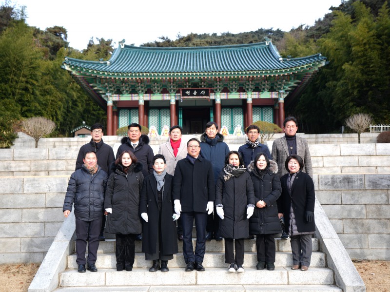 아산시의회 홍성표 의장을 비롯해 의원들과 직원들이 현충사를 찾아 참배 후 기념사진을 촬영했다. (아산시의회 제공)