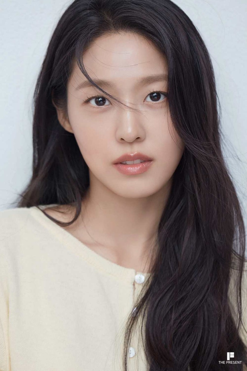 김설현, 미공개 프로필 공개…연기뿐 아니라 비주얼 스펙트럼도 ‘한계 無’