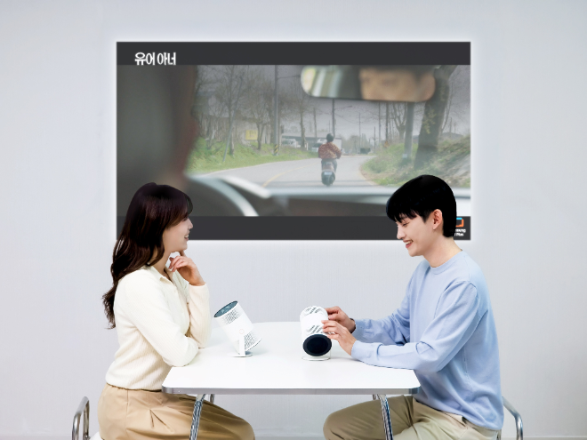 삼성전자 모델이 혁신적인 AI 포터블 프로젝터 '더 프리스타일+'를 소개하고 있다.