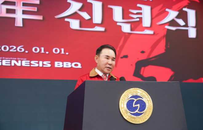 윤홍근 제너시스BBQ 그룹 회장이 창사 31주년 신년사를 통해 ‘BBQ 신(新)경영’을 공식 선언하고 있다.