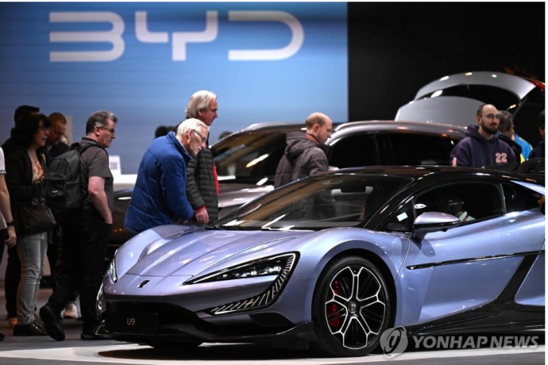 중국 전기차업체인 BYD가 지난해 처음으로 테슬라를 제치고 판매량 1위에 등극했다고 복수의 매체가 2일 보도했다. 사진=BYD 왕양U9, AFP, 연합뉴스