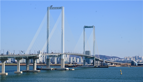 수도권과 영종을 잇는 제3연륙교가 새해 첫 월요일 오후 2시 전면 개통된다. 왕복 6차로 교량에 스마트톨링 시스템을 갖췄으며, 184m 높이의 주탑전망대는 해상교량 가운데 세계에서 가장 높아 기네스북에 이름을 올렸다.