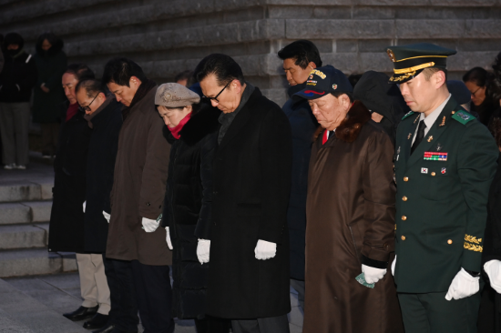 이재호 연수구청장을 비롯해 연수구 구의원, 보훈단체장, 사회단체장, 구정혁신자문위원, 507여단 2대대장, 간부 공무원 등 90여 명이 인천상륙작전 기념관 내 자유수호의 탑에 묵념을 하고 있다.