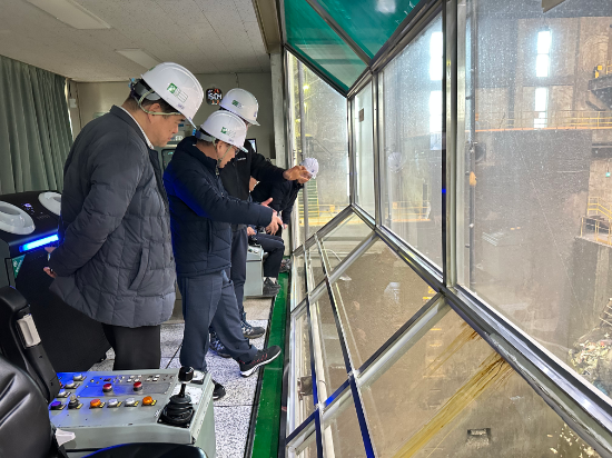 ‘직매립 금지 비상 상황반’이 청라사업소 생활폐기물 처리현장을 점검하고 있다.