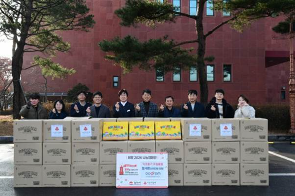 도드람양돈농협 심병칠 이사(우측에서 다섯 번째), 김천시청 및 도드람양돈서비스 관계자들이 기부 전달식 후 기념 촬영을 하고 있다.