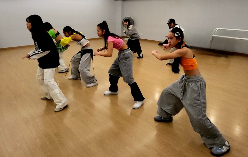 K-POP 댄스를 연습하고 있는 AMP 멤버들 빅컬쳐엔터테인먼트 제공